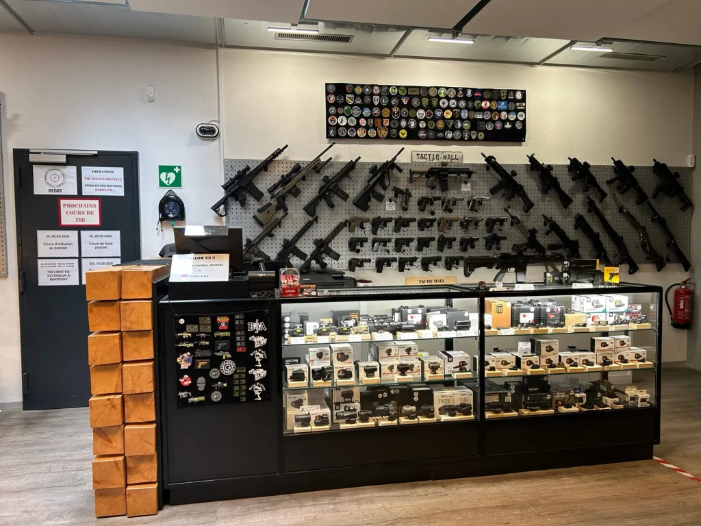 Comptoir de l'armurerie Tactic'Hall et vitrine d'optiques de visée