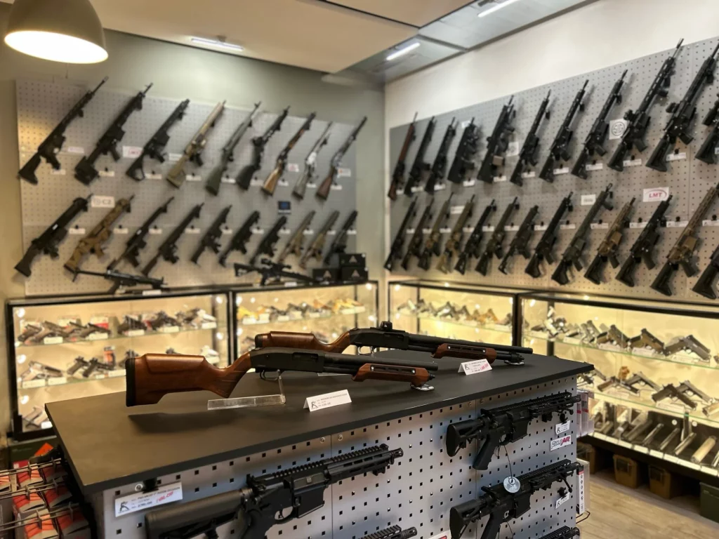 Fusils à pompe exposés sur l'îlot de l'armurerie Tactic'Hall