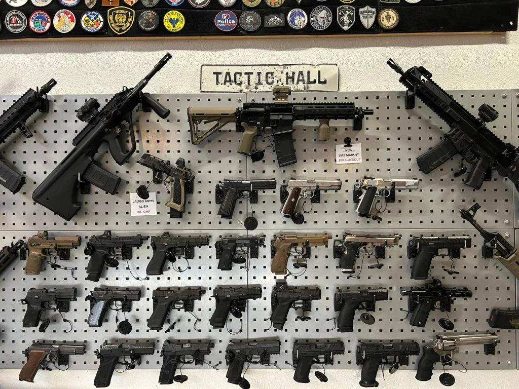 Mur de pistolets et de carabines de l'armurerie Tactic'Hall