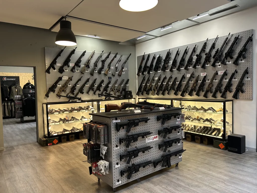 Râteliers d'armes et vitrines de l'armurerie Tactic'Hall