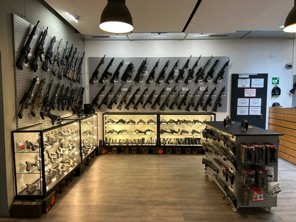 Vue d'ensemble de l'armurerie Tactic'Hall et de ses vitrines éclairées