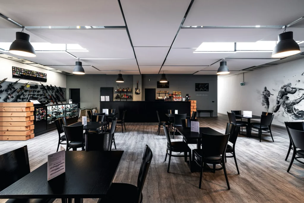 Salle du bar et restaurant de Tactic'Hall, avec le comptoir au fond