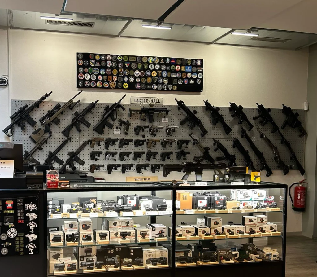 Armurerie Tactic'Hall : comptoir, mur d'armes et vitrines d'optiques