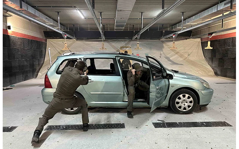 Exercice de tir depuis un véhicule pendant une formation