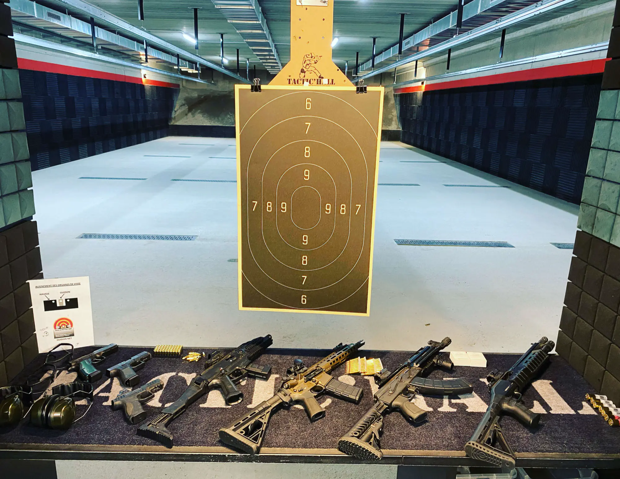 Armes alignées sur une ligne de tir pour la formule découverte